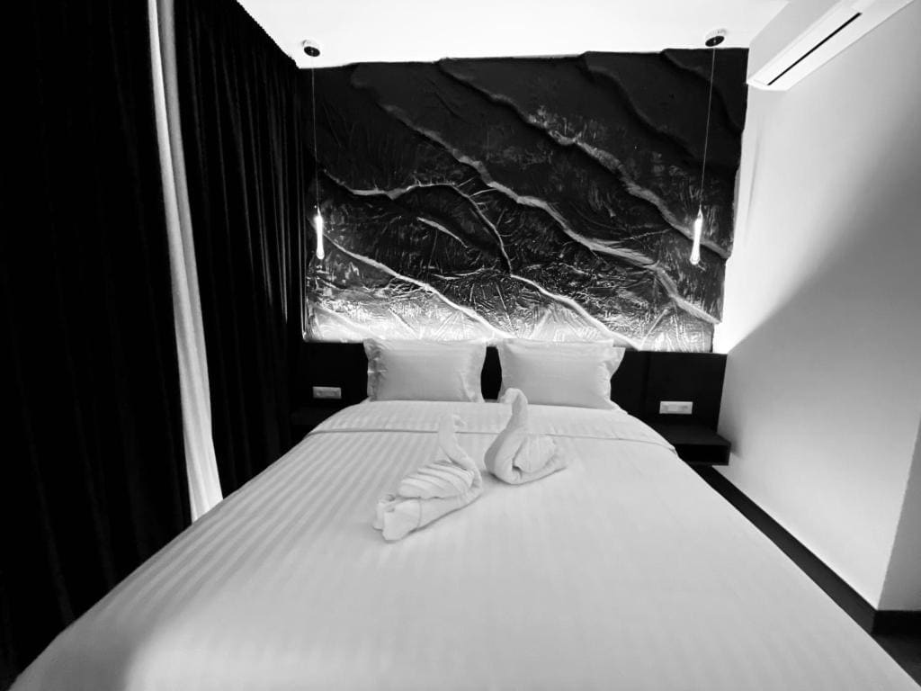 Deluxe King Room room - Image 3