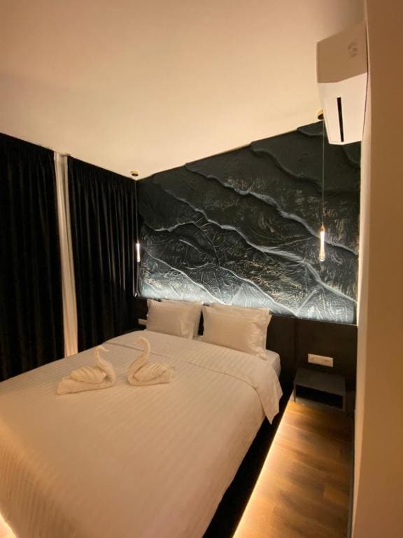 Deluxe King Room room - Image 2