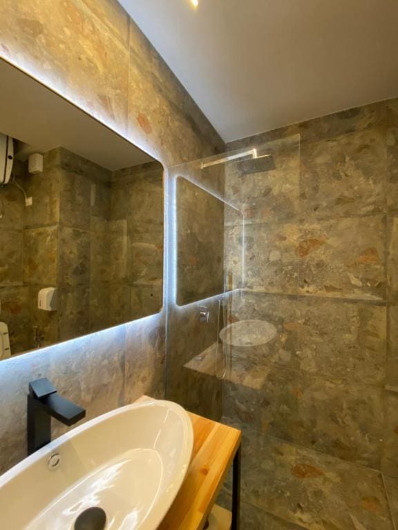 Deluxe Quadruple Room room - Image 3