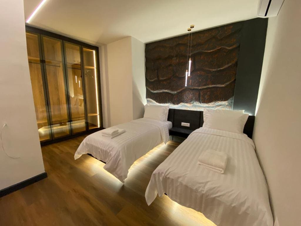 Deluxe Quadruple Room room - Image 2
