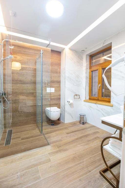 Deluxe Double Room with Balcony room - Image 3