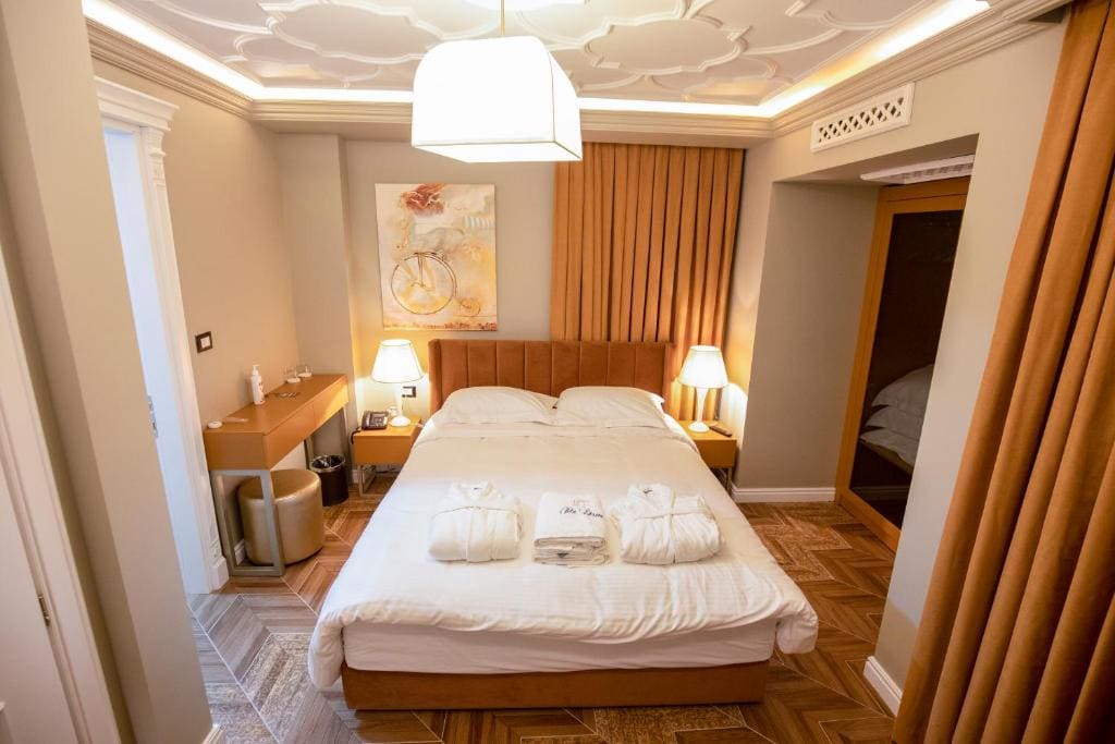 Deluxe Double Room with Balcony room - Image 2