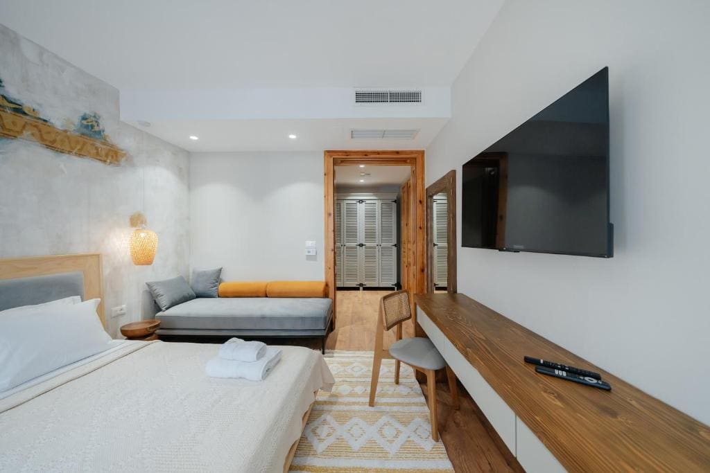 Deluxe Double Room (2 Adults + 1 Child) room - Image 2