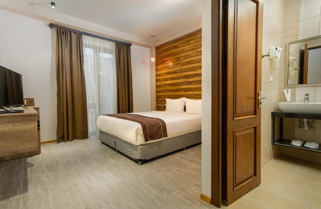 Deluxe Family Room room - Image 3