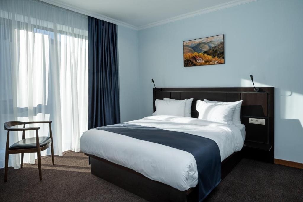 Family Room with Mountain View room - Image 3