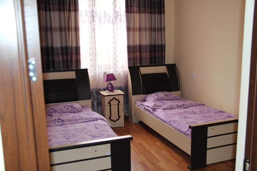 Double Room with Shared Bathroom room - Image 2