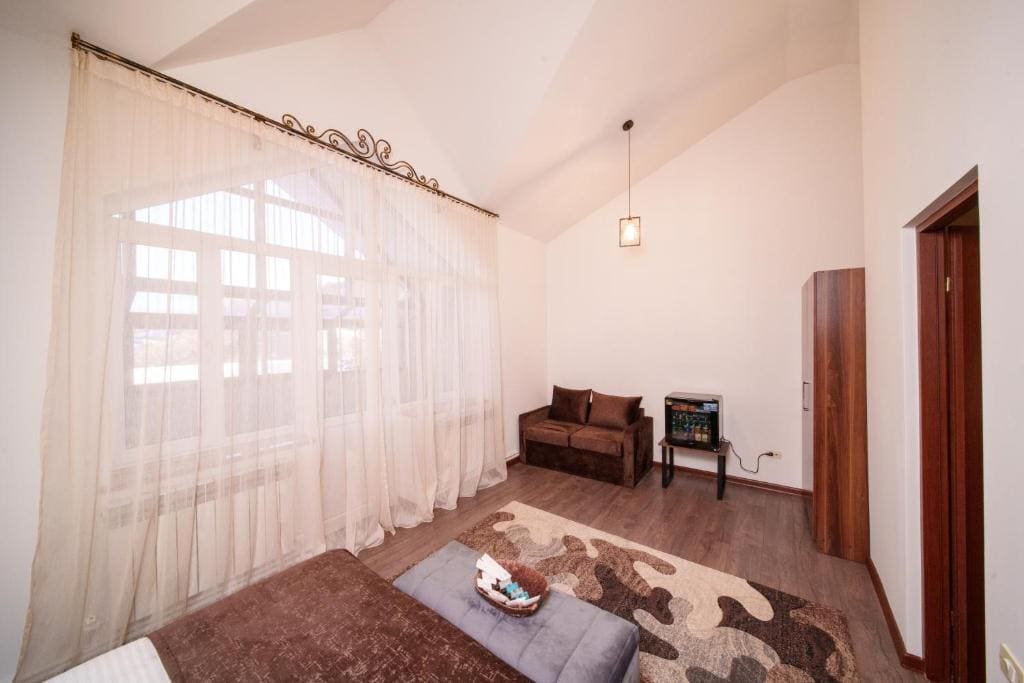 Three-Bedroom Apartment with Mountain View room - Image 1