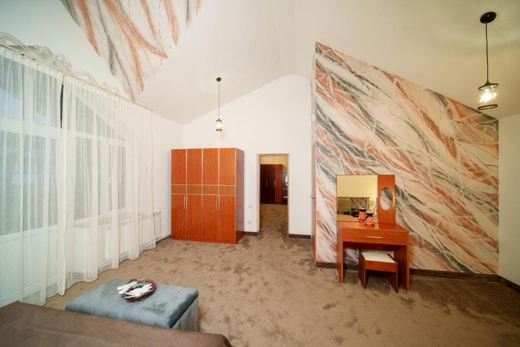 Three-Bedroom Apartment with Mountain View room - Image 2