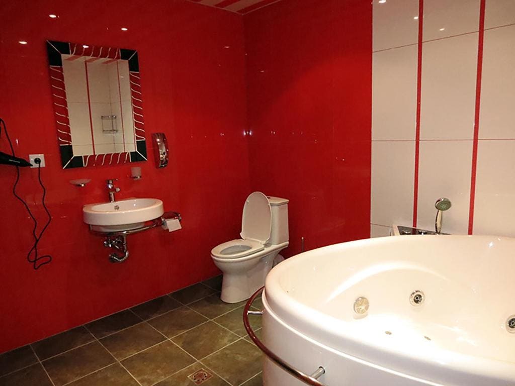 Queen Room with Spa Bath room - Image 2