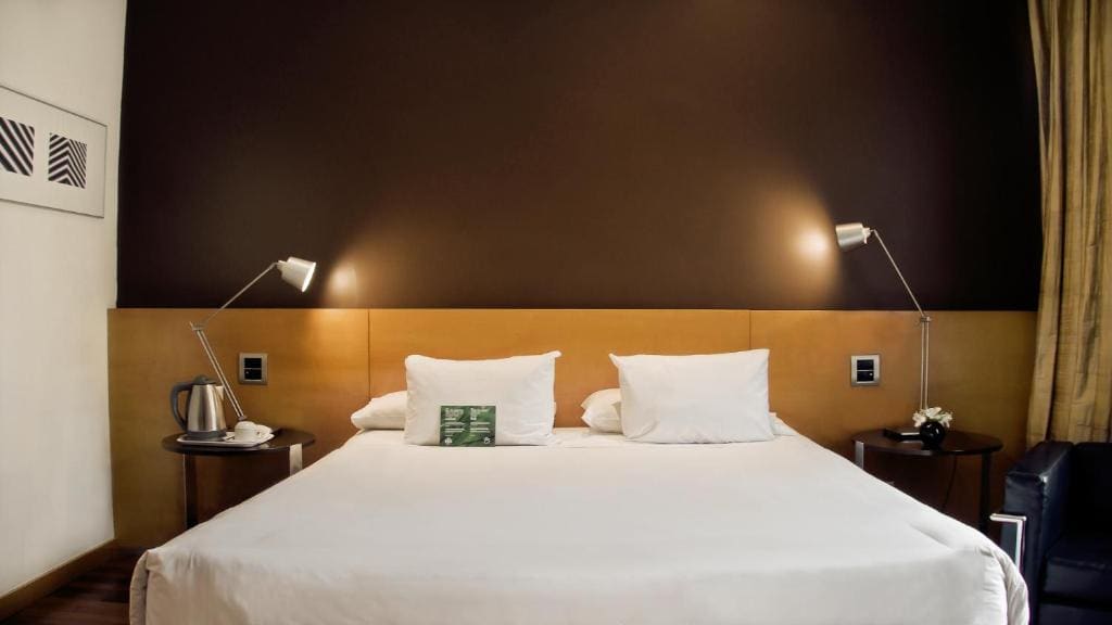 725 Double Room room - Image 3