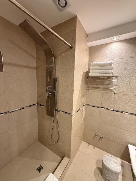 Classic Quadruple Room room - Image 3