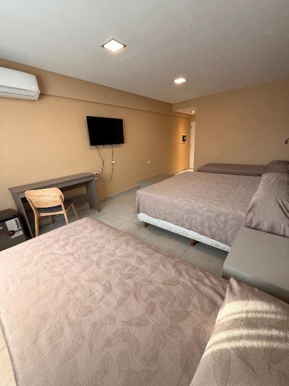 Classic Quadruple Room room - Image 2