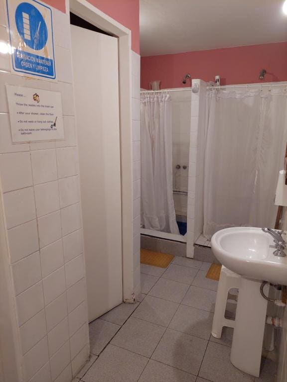 Single Bed in Dormitory Room room - Image 3