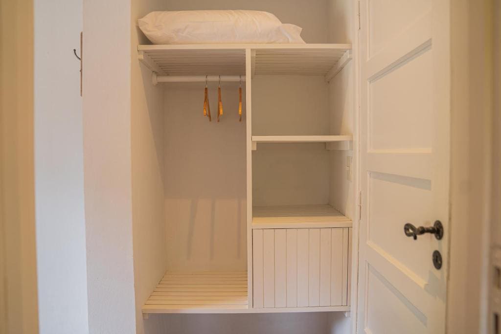 One-Bedroom House room - Image 2