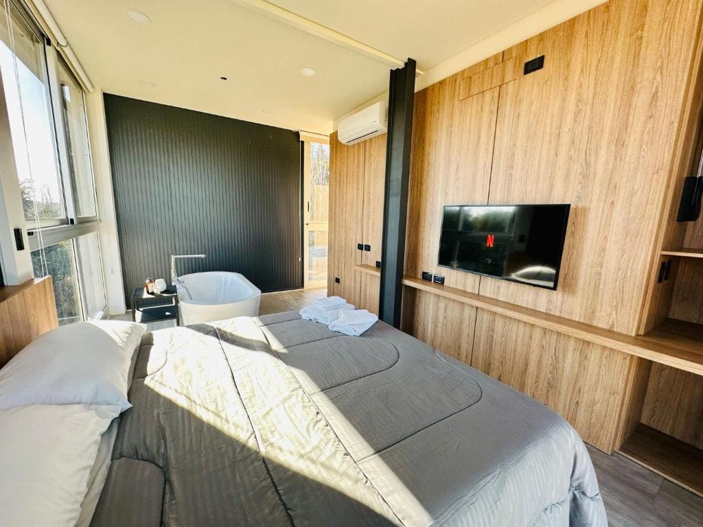 Deluxe Double Room with Bath room - Image 3