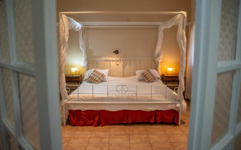 Deluxe Suite with Spa Bath room - Image 3
