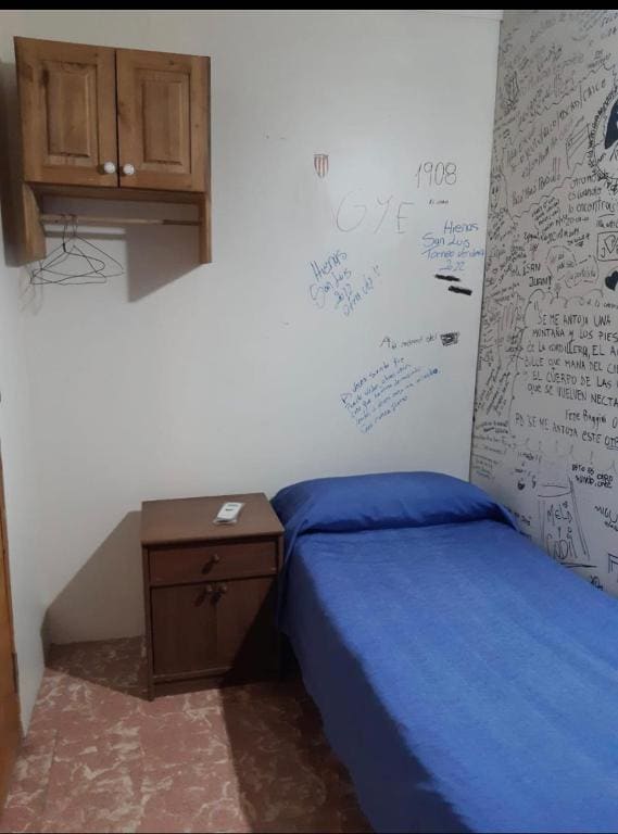 Single Room with Shared Bathroom room - Image 1