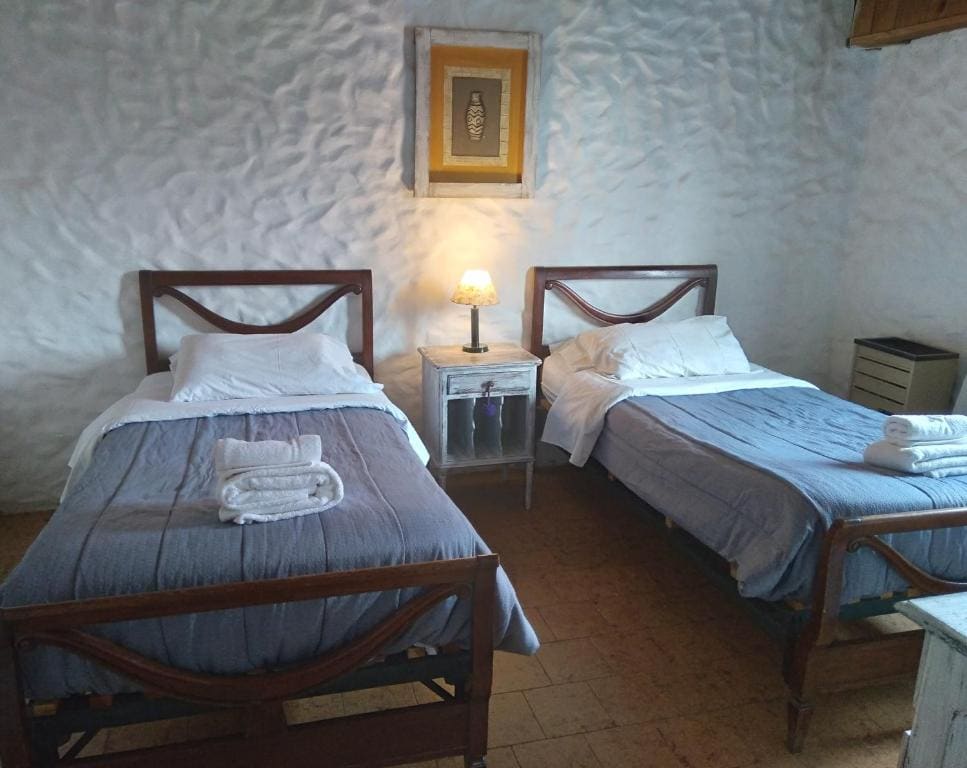 Twin Room with Shared Bathroom room - Image 3