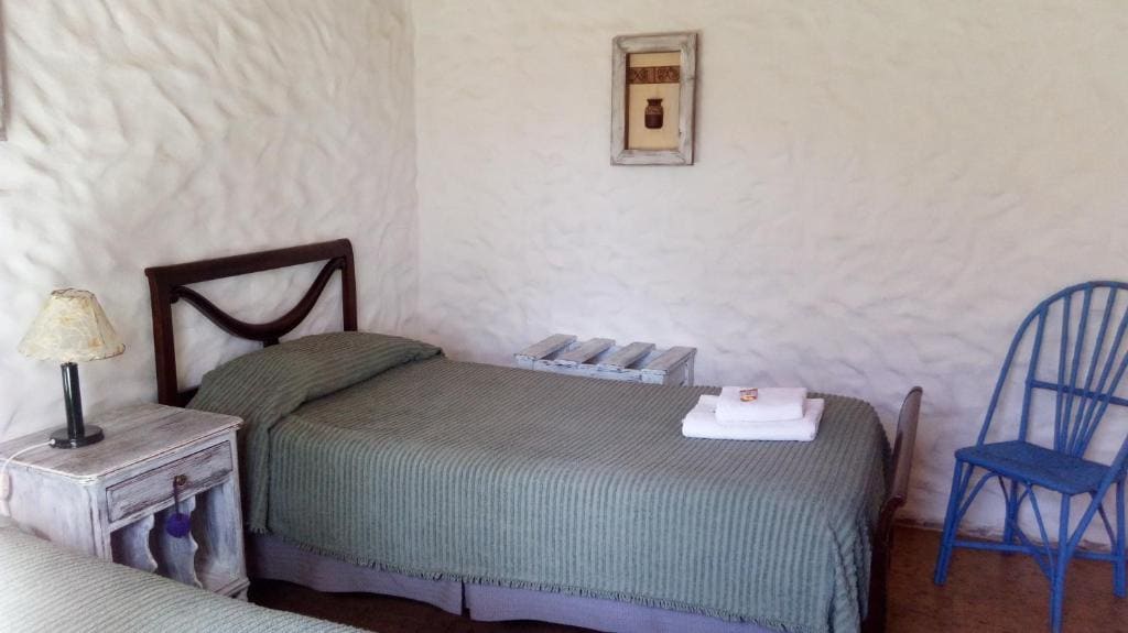 Twin Room with Shared Bathroom room - Image 2