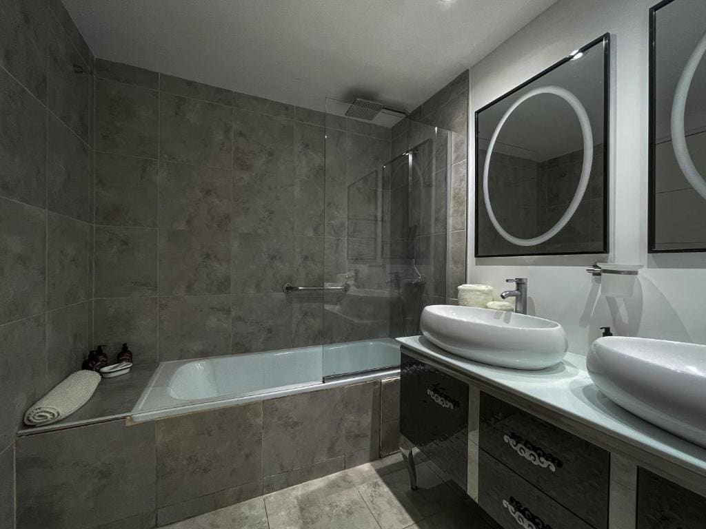 Large Double or Twin Room room - Image 2