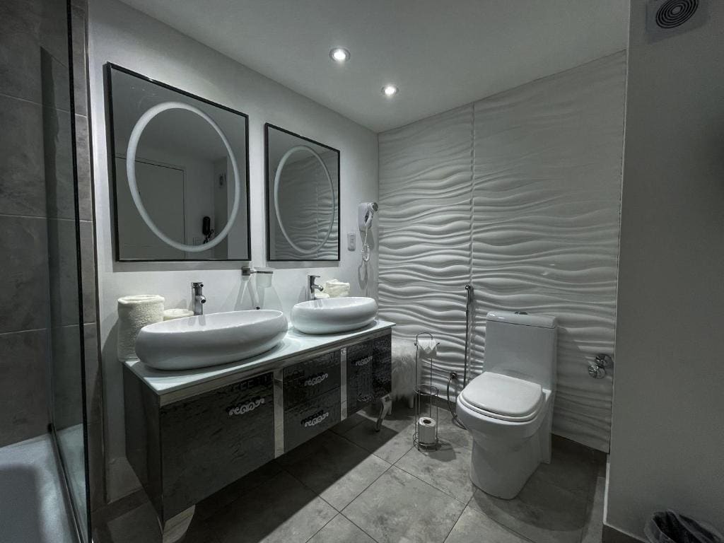 Large Double or Twin Room room - Image 1