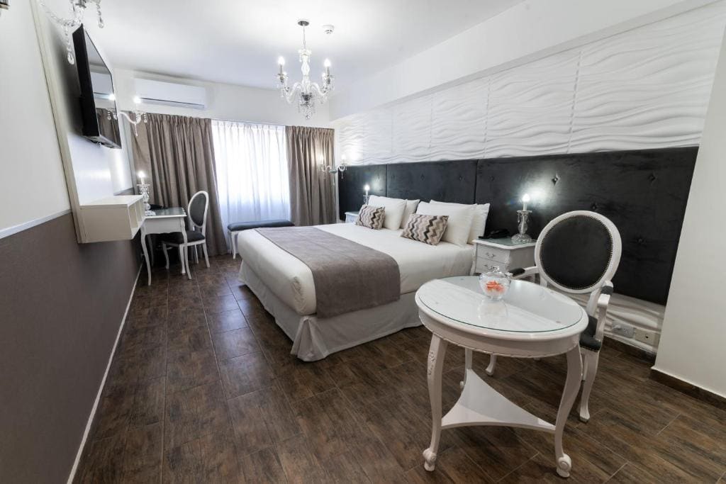 Large Double or Twin Room room - Image 3