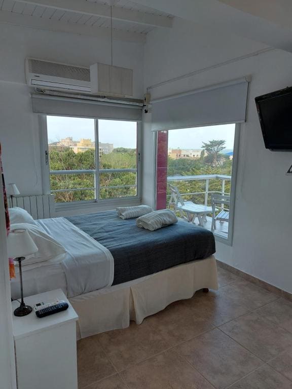 Double Room with Balcony and Sea View room - Image 3