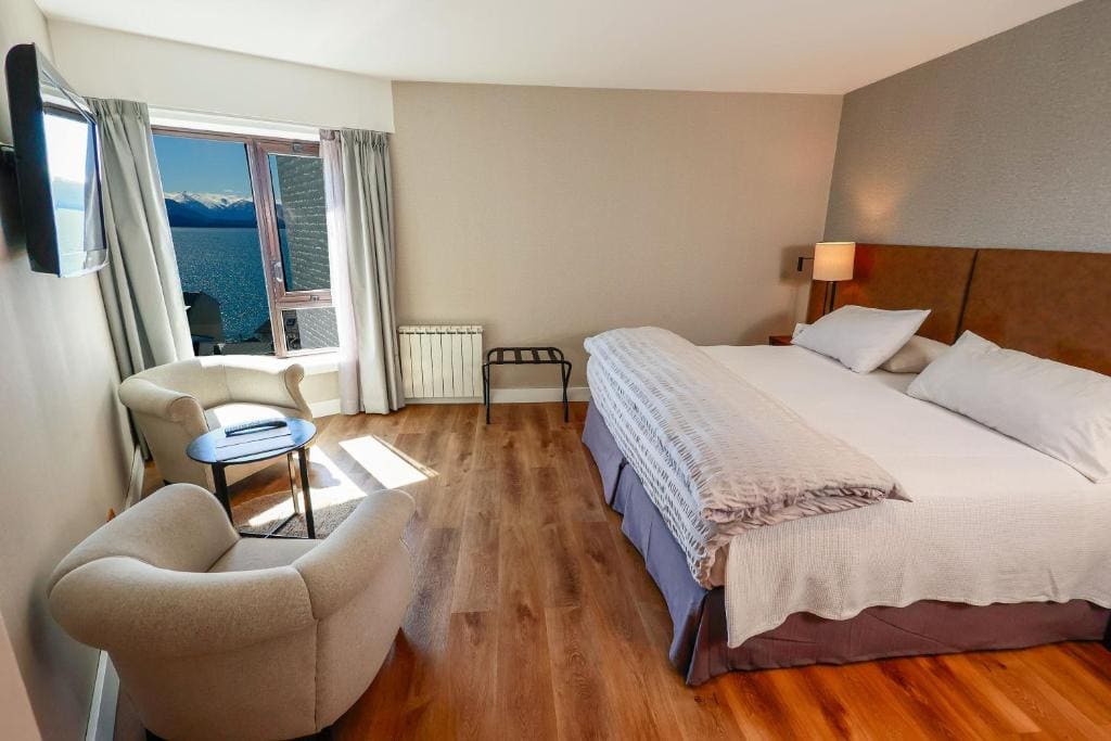 Superior Guest room with 1 King, Partial lake view room - Image 2