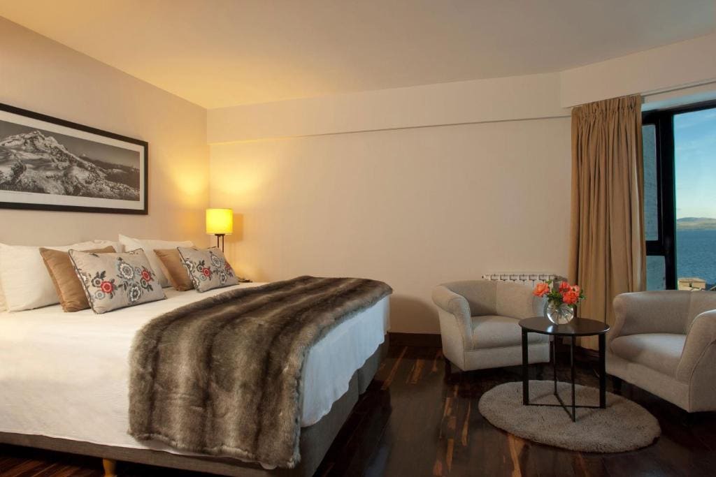 Superior Guest room with 1 King, Partial lake view room - Image 1