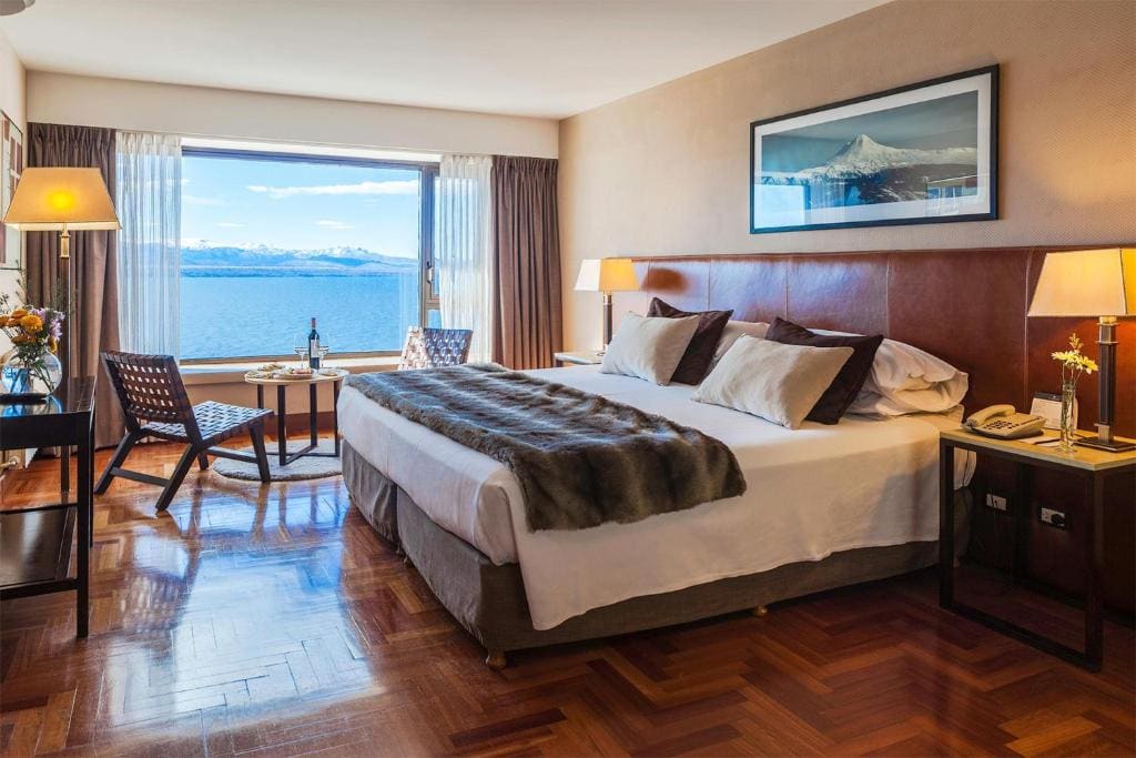 Deluxe Guest Room with 1 King, Lake view room - Image 2