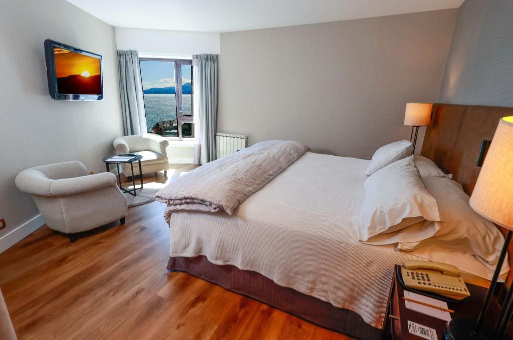 Superior Guest room with 1 King, Partial lake view room - Image 3
