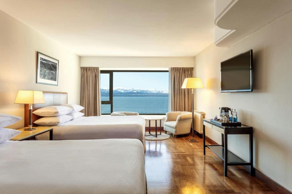 Family Deluxe Guest room with 2 Double, Lake view room - Image 2