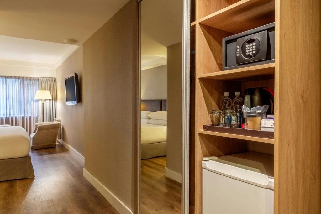 Deluxe Guest Room with 1 King, Lake view room - Image 1