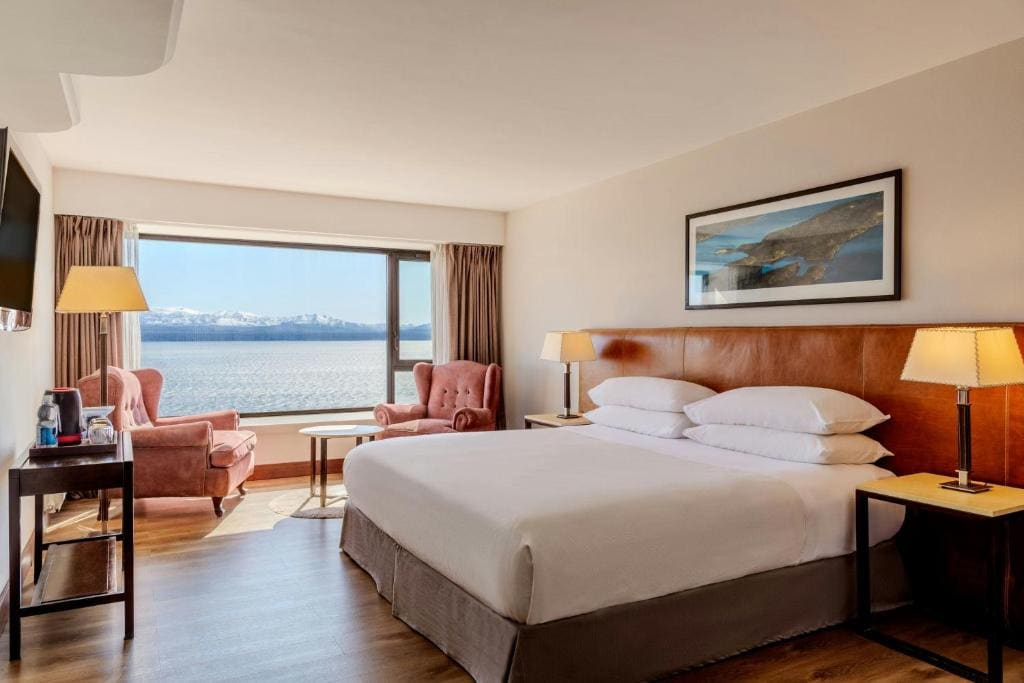 Deluxe Guest Room with 1 King, Lake view room - Image 3