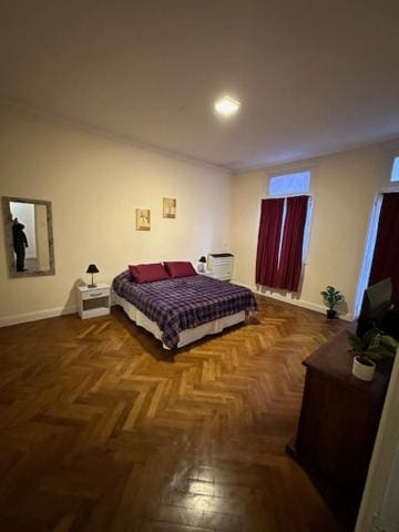 Deluxe One-Bedroom Apartment with City View room - Image 3