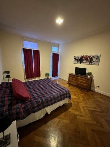 Deluxe One-Bedroom Apartment with City View room - Image 1