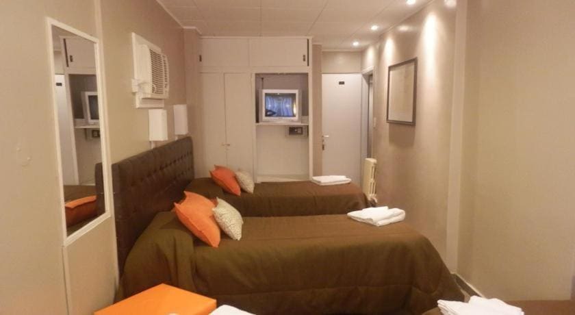 Classic Quadruple Room room - Image 2