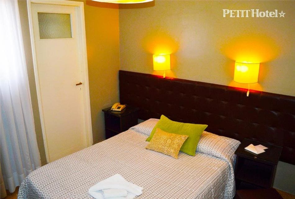 Deluxe Queen Room room - Image 3