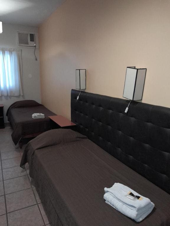 Classic Quadruple Room room - Image 3