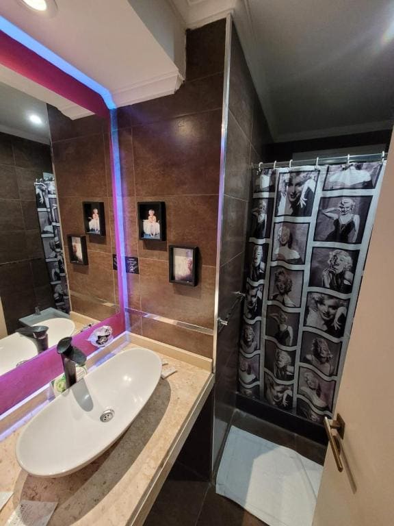 Twin Room with Private Bathroom room - Image 3
