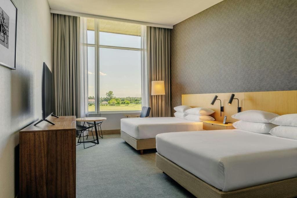 Queen Room with Two Queen Beds and Garden View - Club Level room - Image 1