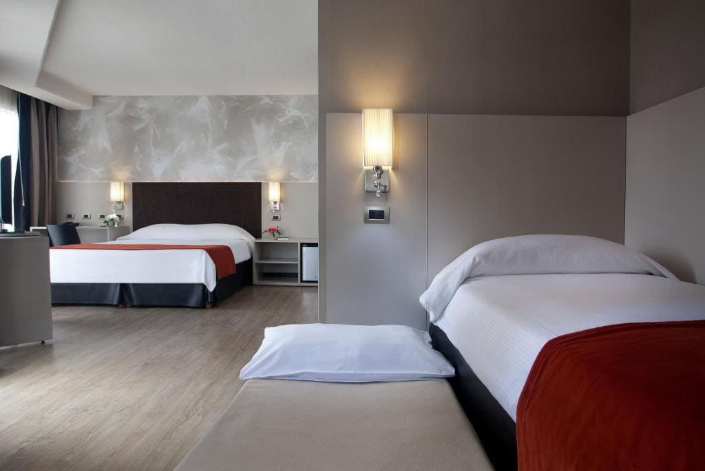 Standard Quadruple Room room - Image 1