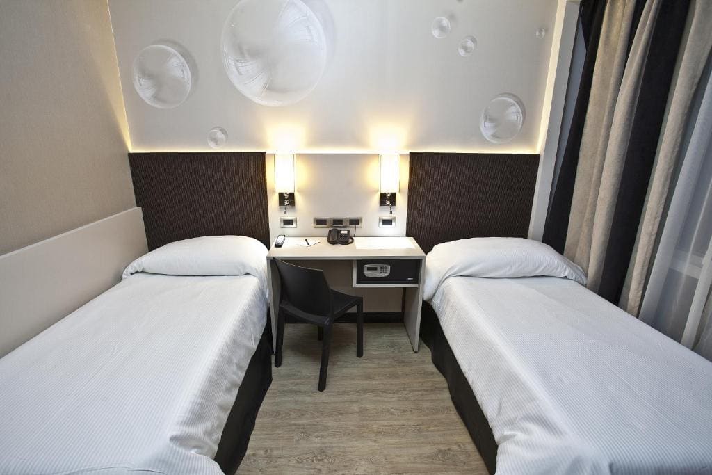 Standard Twin Room room - Image 1