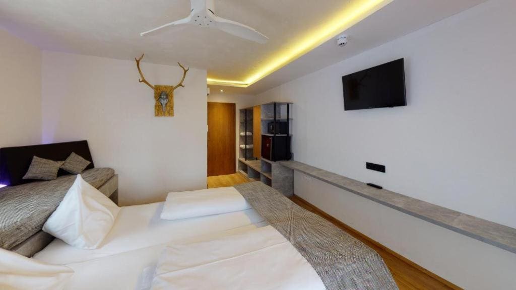 Deluxe Family Room room - Image 3