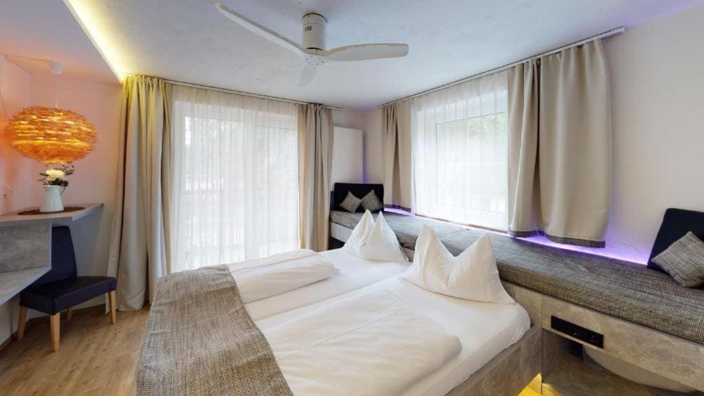 Deluxe Family Room room - Image 2