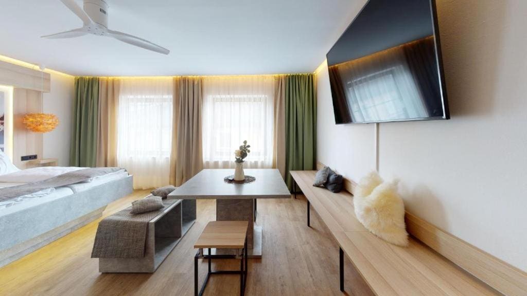 Deluxe Family Suite room - Image 3