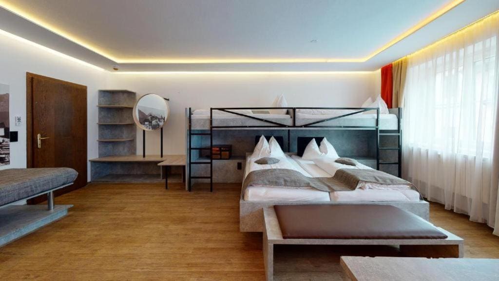 Deluxe Family Suite room - Image 2