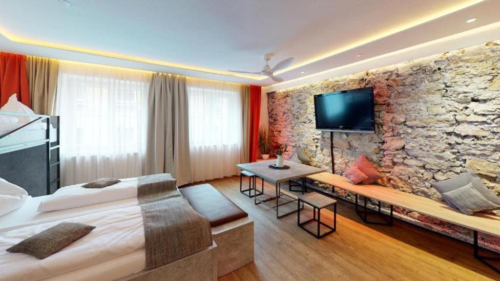 Deluxe Family Suite room - Image 1