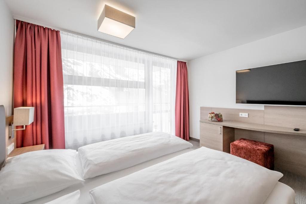 Standard Family Room room - Image 3