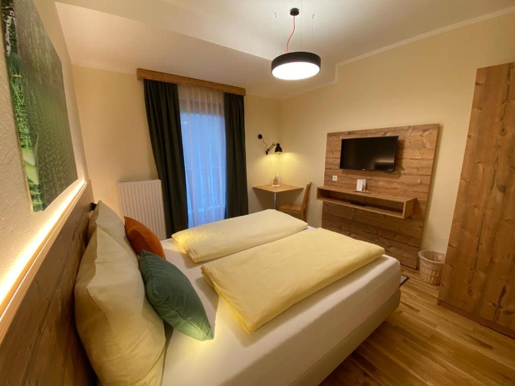 Double Room with Mountain View room - Image 3